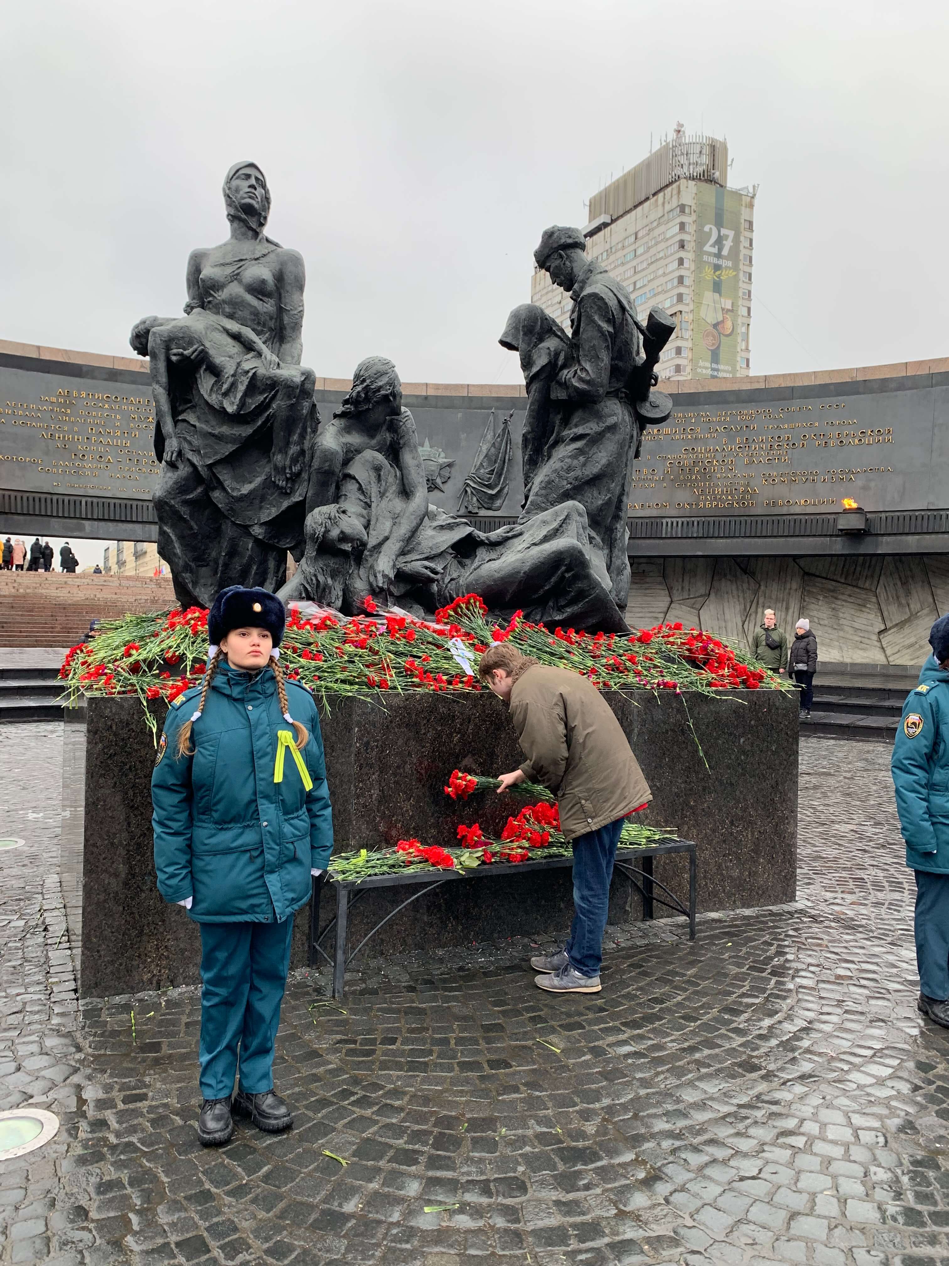 возложения цветов к Монументу
 героическим защитникам Ленинграда на площади Победы